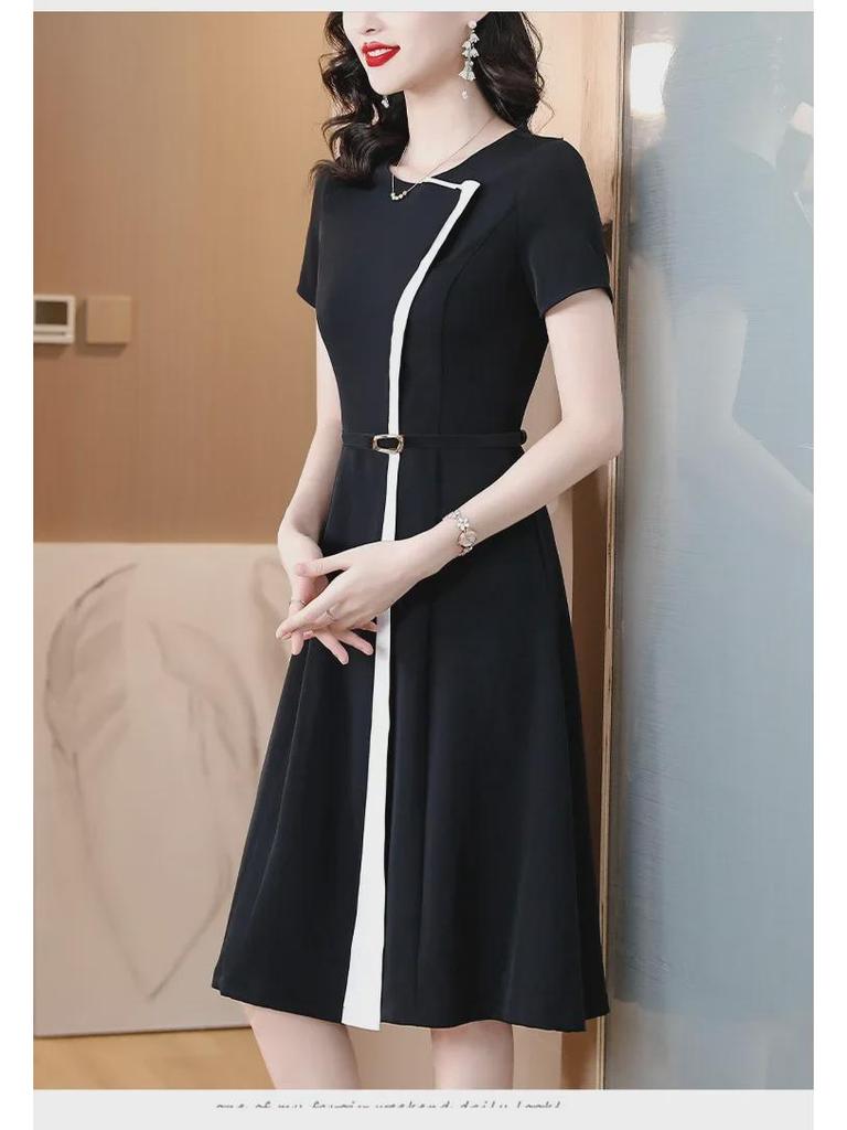 Letní bílé šaty s krátkým rukávem v barevných blokech pro rok 2024