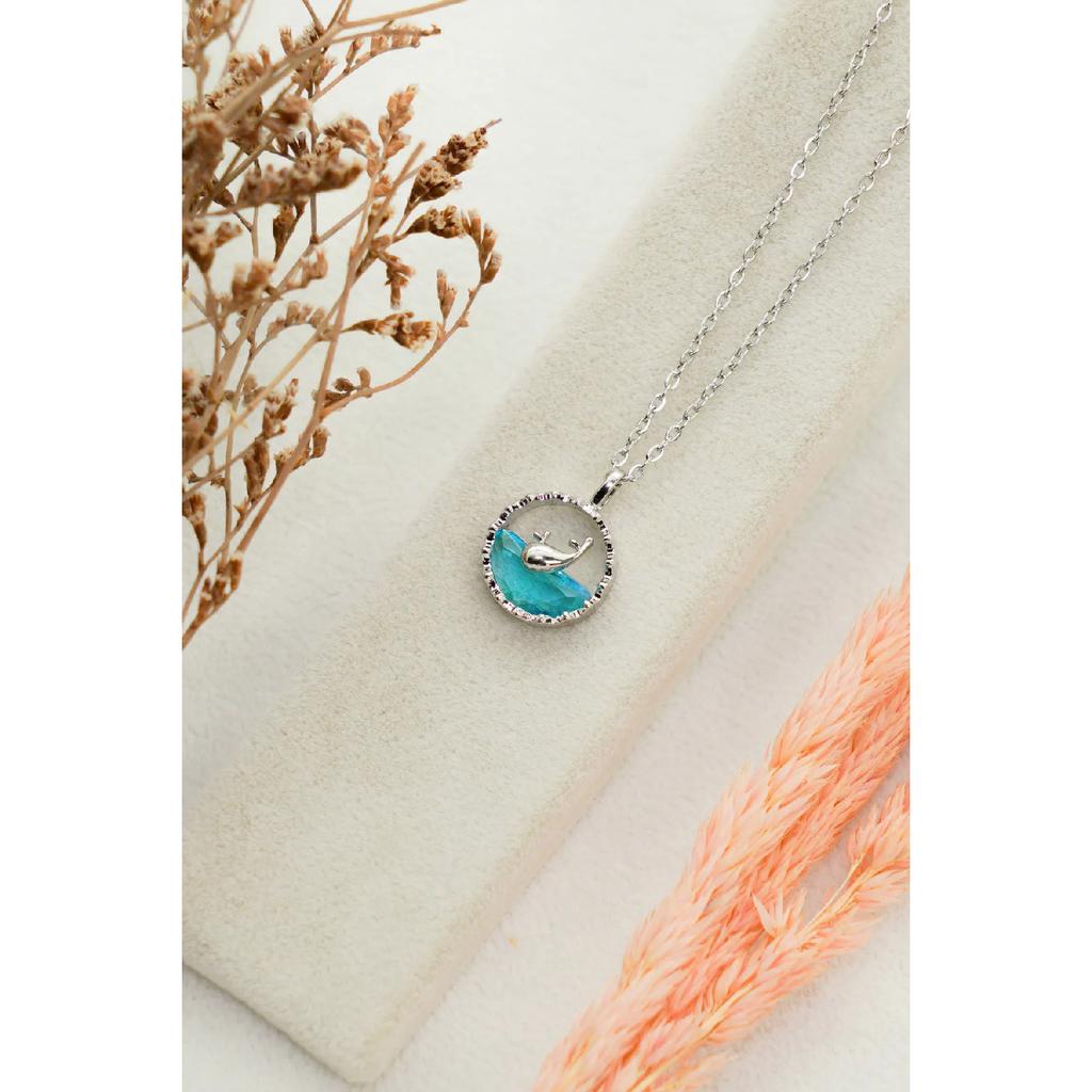 Anlauffarbene Halskette aus Stahl mit Walfisch-Motiv, Fisch schwimmt im blauen Wasser, Modell silberfarbene Halskette aus Stahl