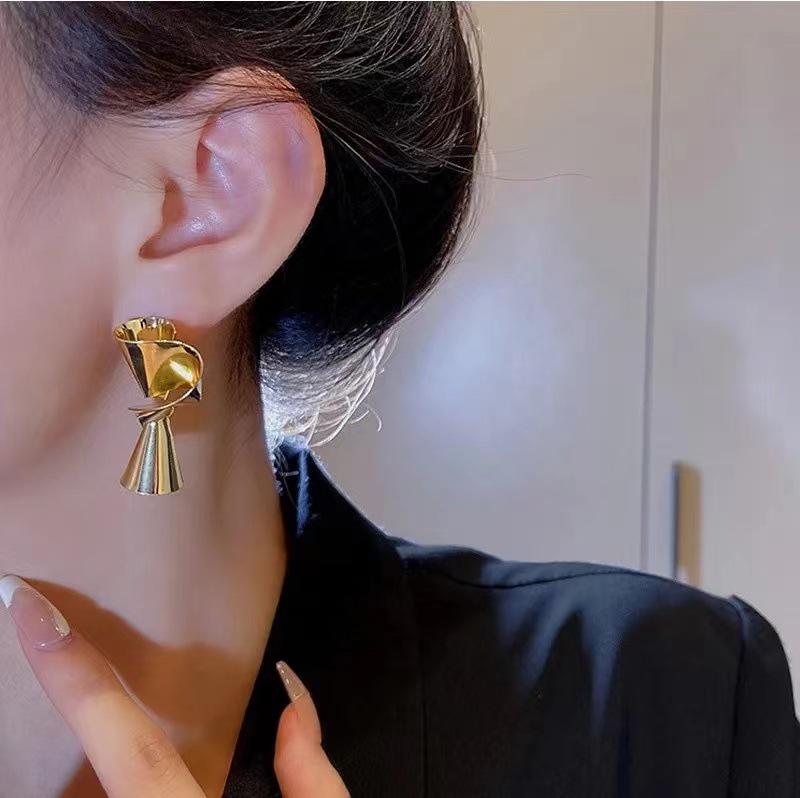 Retro Alloy Geometric Earrings: Stylish Twisted Metal Ear Drops for Women
