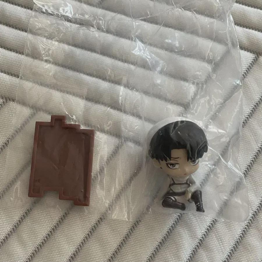Attack On Titan Attack On Titan Levi Cleaning Swarasetai Gacha Mini Figure