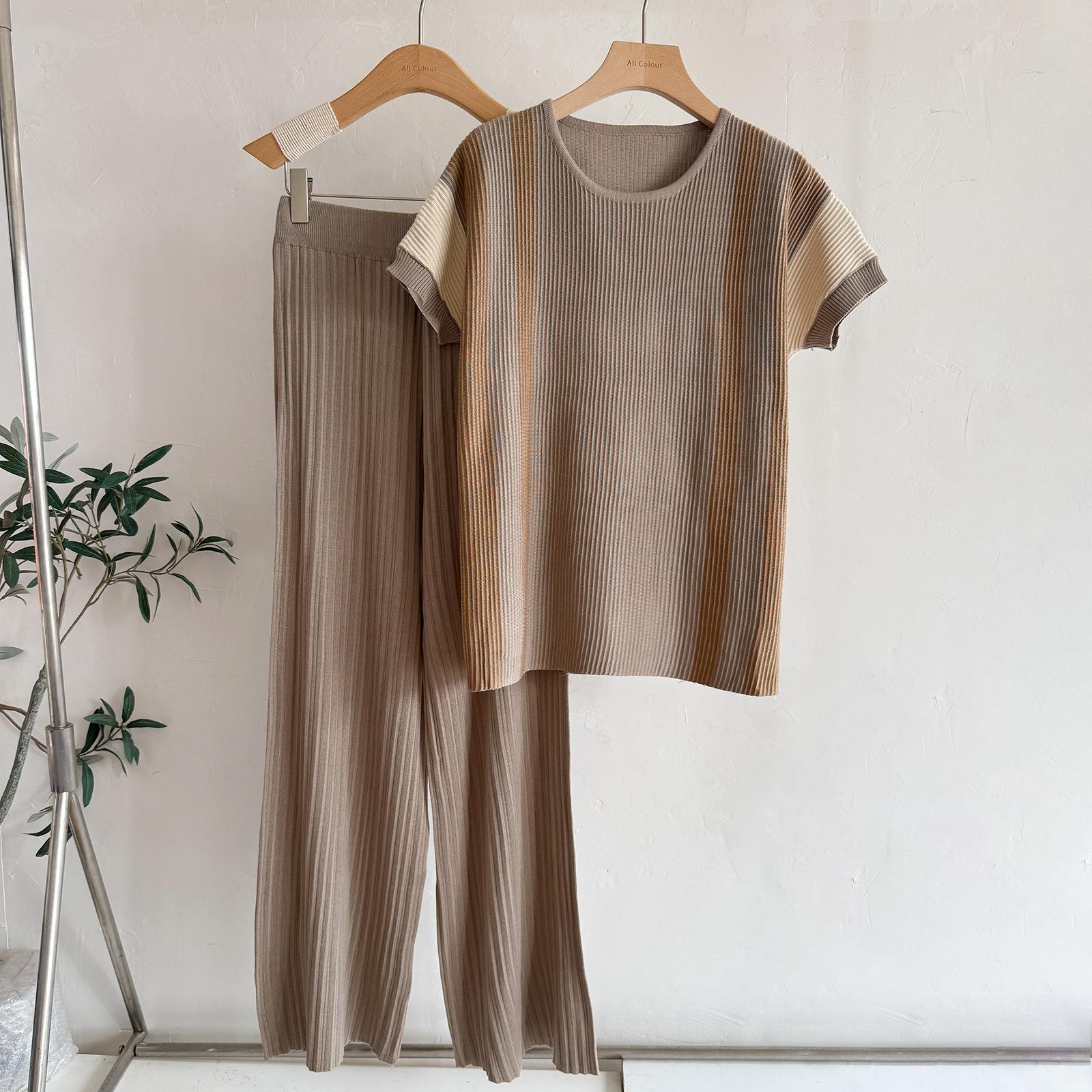 

2025 Новая плиссированная футболка свободного кроя в сочетании цветов, модный повседневный трикотажный костюм с длинными широкими брюками One size кофейный