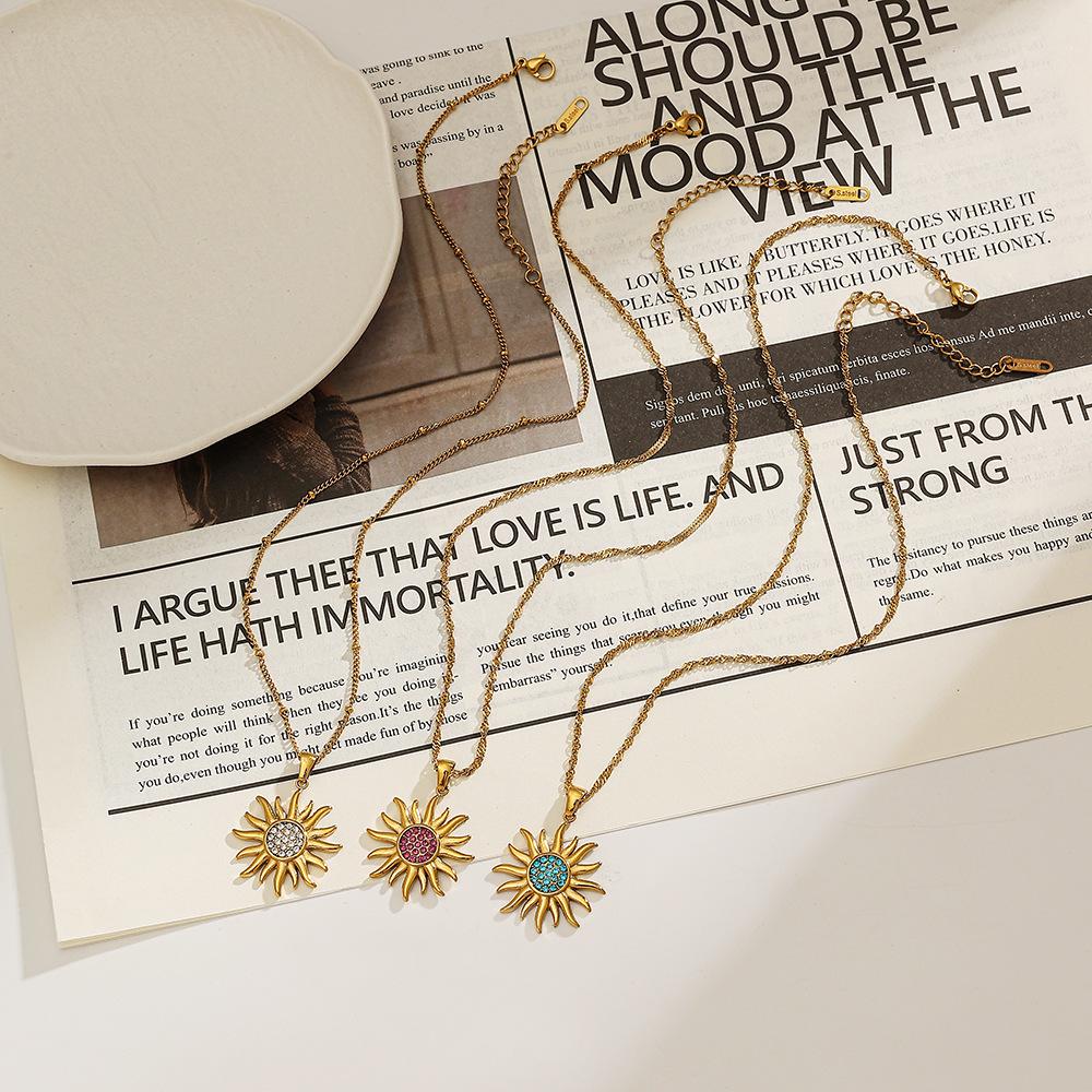 Naszyjnik Yingtai z 18-karatowego złota z motywem słońca i gwiazdy - Stal nierdzewna i tytanowa, Polerowany, Nieblaknąca biżuteria damska.