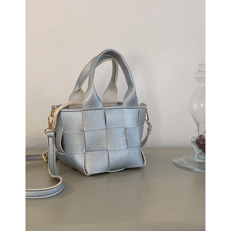 Korean woven portable bucket bag women's 2025 summer new simple versatile vegetable basket shoulder messenger bag