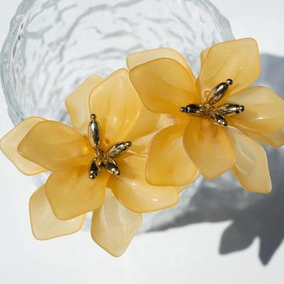 Minimalistische handgefertigte Ohrringe aus Resin mit Lotusblütenblättern