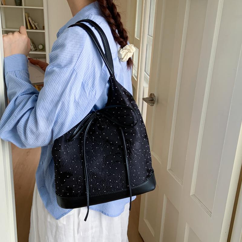 Today's popular bags, new summer texture niche shoulder bags, versatile messenger bucket bags