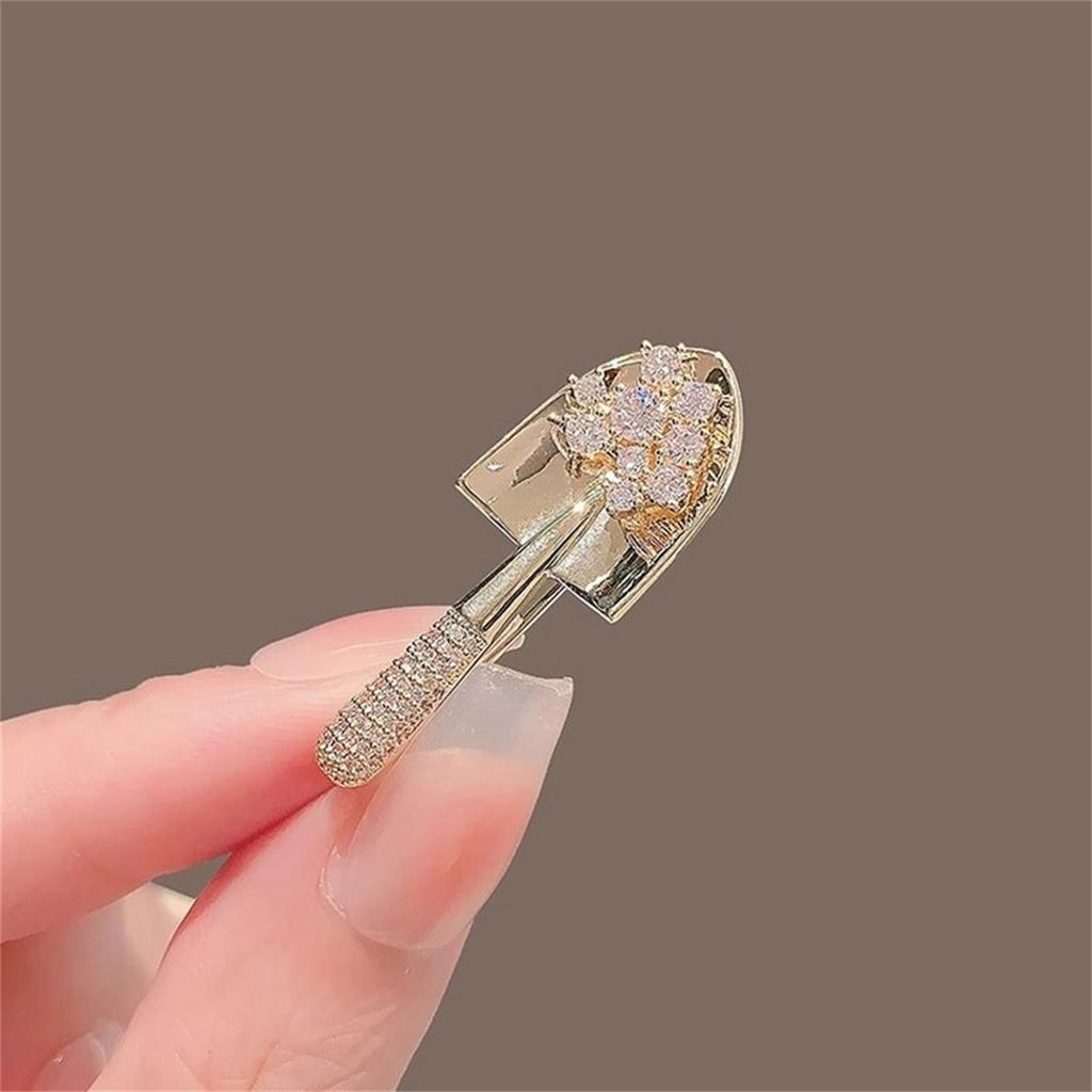 Rinhoo Cute Small Shovel Shaped Brooches For Women Creative Gold Color Rhinestone Shovel Lapel Pins Metal Button Badge Jewelry
