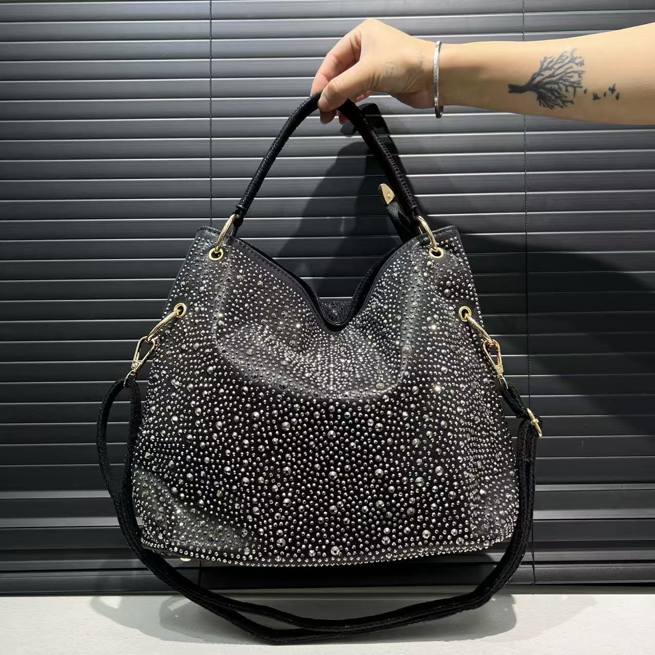 

Ladies Fashionable Lightweight Diamond Embellished Personalized Tote Bag, Large Capacity Elegant Temperament Socialite Shoulder Bag золотий