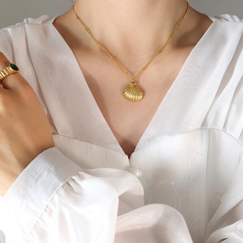 Korean Style Fashion Seashell Pendant Necklace, Gold Plated, Fade Resistant, Perfect for Commute, Travel, and Vacation.