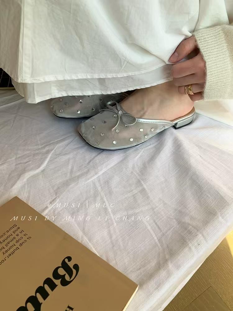 

2025 Новые летние женские мюли с бабочкой и узлом, тапочки, модные туфли с закрытым носком, повседневные шлепанцы в уличном стиле 39 серебряный