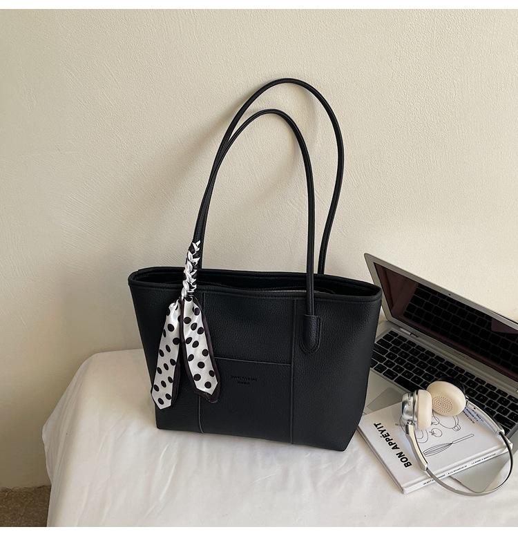 

Daily commute to work large-capacity bag women 2025 simple and elegant splicing tote bag niche fashion shoulder bag чёрный