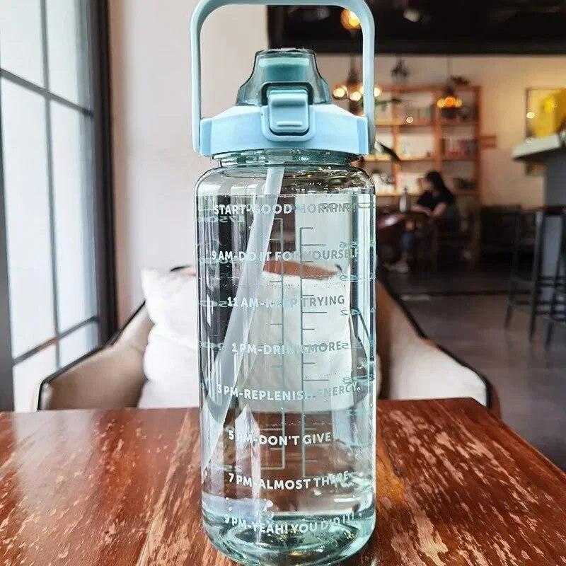 2L Strohhalm-Wasserflasche Große Kapazität Kunststoff-Wasserbecher Tragbare Trinkflasche mit Zeitmarkierung für Outdoor-Sport-Fitness