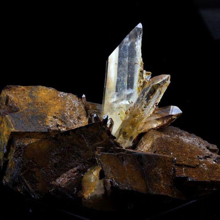 Pierres et Minéraux. Quartz, Siderite. 583.5 ct. Le Collet d'Allevard, Isère, France..