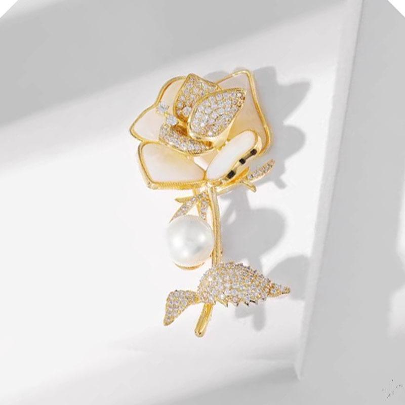 

Брошь-пион с модным чувством дизайна, жемчужная брошь с уникальным и трендовым аксессуаром для пальто в стиле легкой роскоши, незаметная булавка белый/золотой