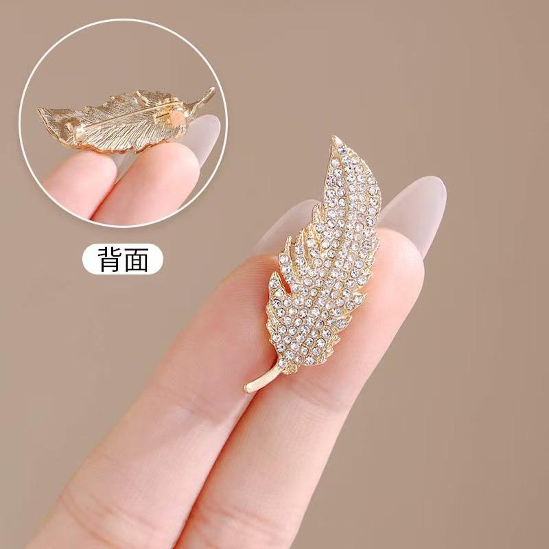 Light Luxury Style Full Diamond Feather Brooch Illuminates Elegant Luxury Dressing Small Details And Exquisite Accessories