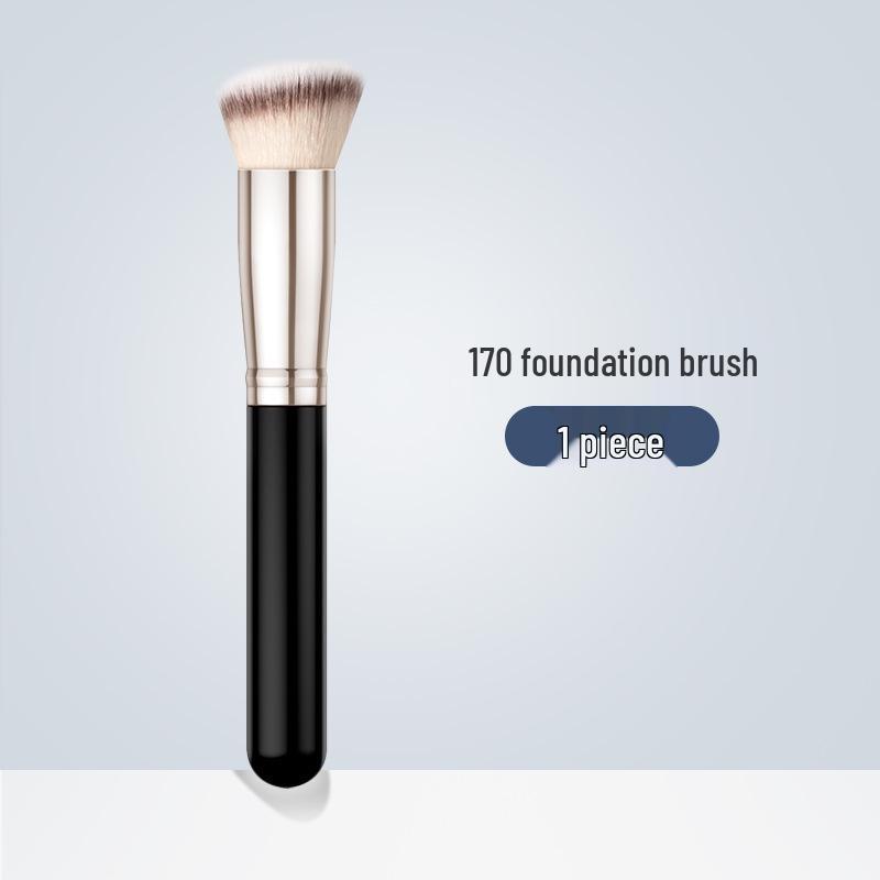 Pony's 170 Angled Foundation Brush & 270 Round Concealer Brush für streifenfreien Auftrag, mit 370 Streak-Free Concealer Brush.