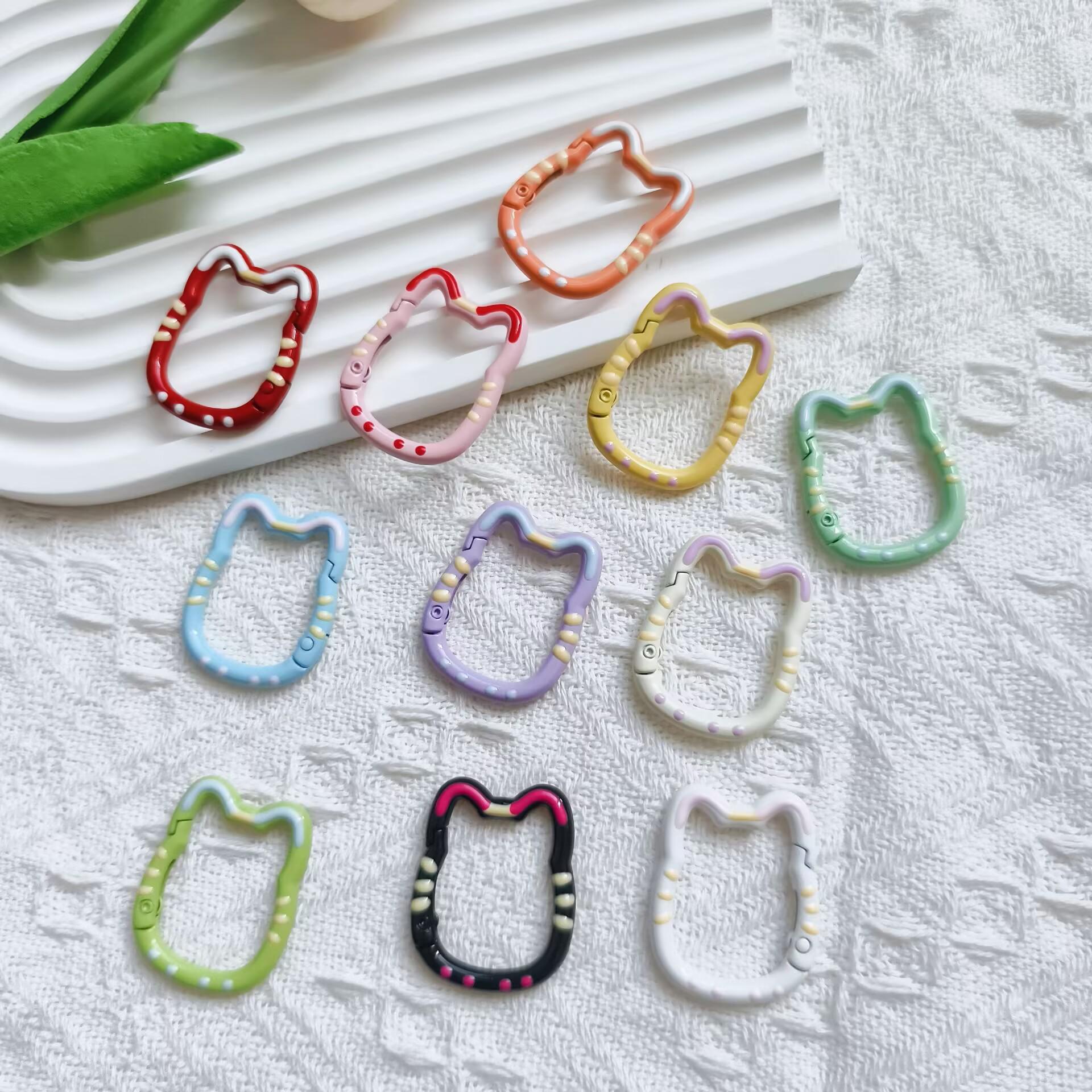 Двусторонний брелок-талисман  Счастливый кот  с ручной росписью и карабином в форме сердца