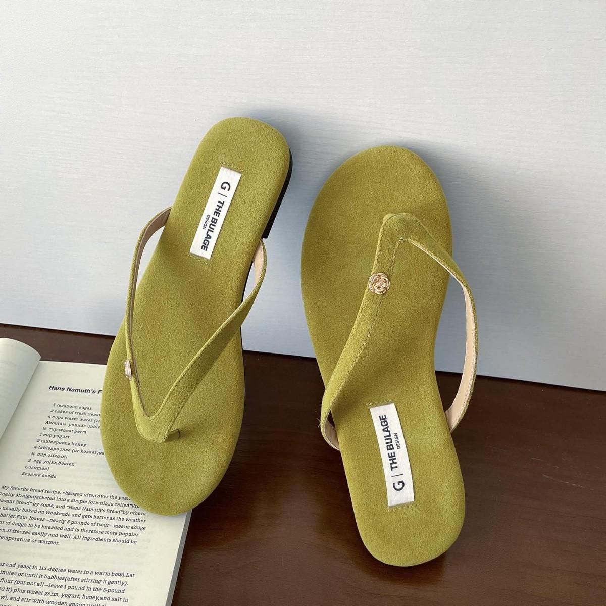 

2025 New Lightweight Sandals, Casual and Versatile Beach Shoes, Flip Flops, Comfortable Women s Outer Half Slippers 36 зелёный