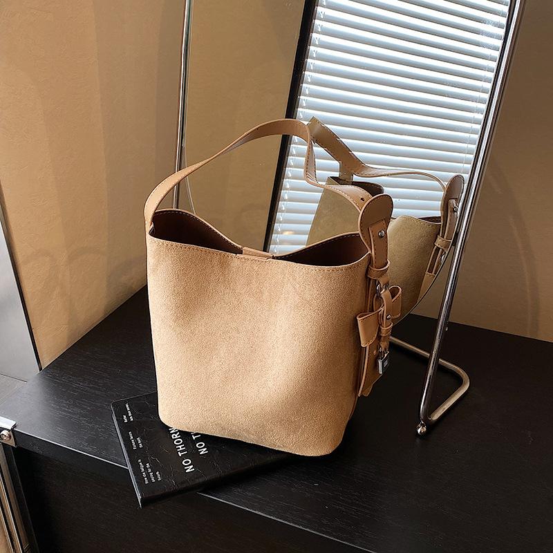 Hot-selling fashionable large-capacity retro women's bags, new shoulder bags, simple crossbody bucket bags, underarm bags.