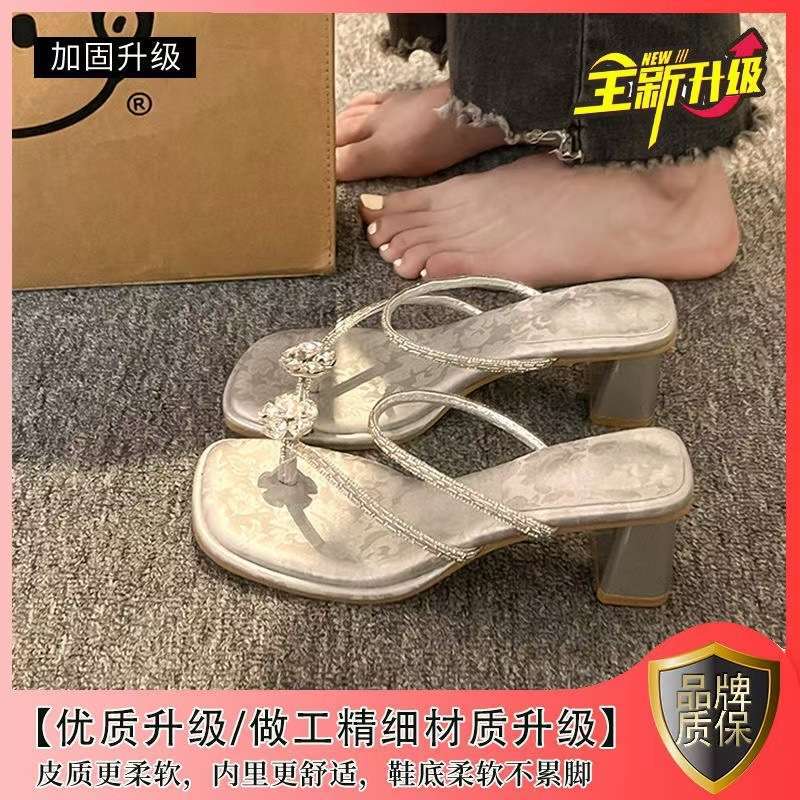 

Beautiful large-size rhinestone flower slippers for women s summer wear 2025 new French set-toed thick heel with skirt sandals four pairs of half-size pads 7.5