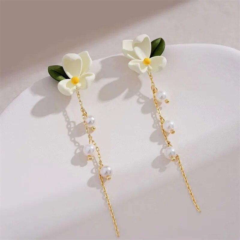 

2023 новые корейские висячие серьги с цветком гардении для женщин, модные элегантные серьги с белым цветком и зеленым листом, ювелирные изделия, подарки 3