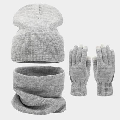 Set alla moda di cappello oversize, sciarpa e guanti: Calore Invernale all'Aperto con Design Rassodante per il Viso