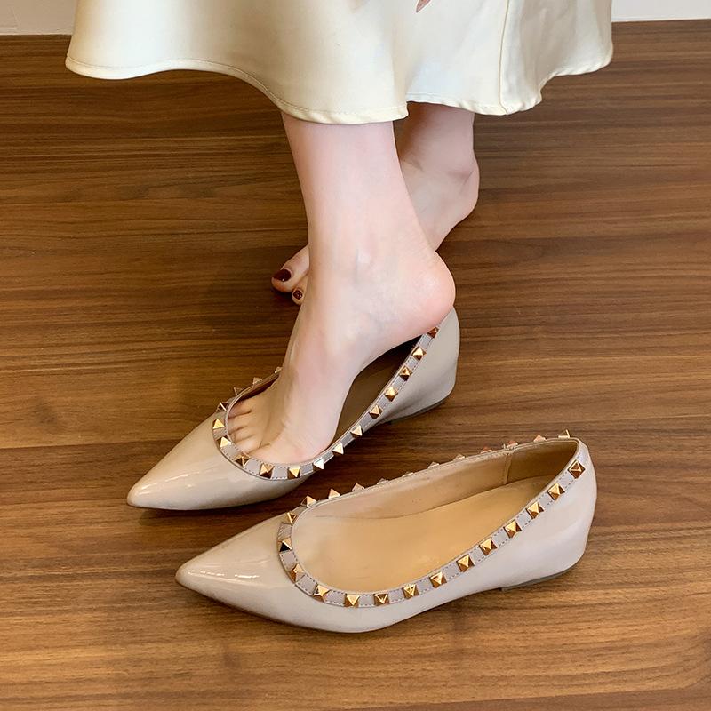 

Темперамент 5см маленькие заклепки светлый рот телесный острый носок внутренняя высота увеличение мягкая лакированная кожа одинарная обувь женская обувь 40 телесный