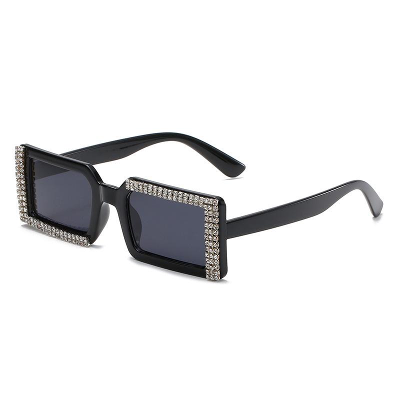 Diamond-Set Sunglasses, Larger-Frame Personalized Diamond Glasses, Street-Shot Pretty Girl Sunglasses