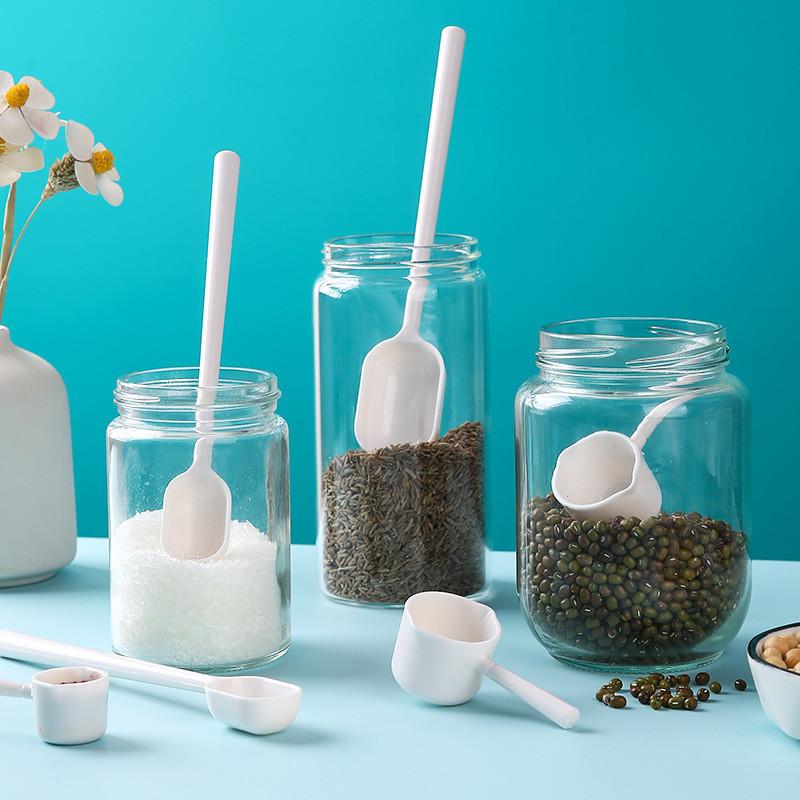 Modern Minimalist Plastic Coffee Bean Scoop With Long Handle For Home Brewing And Baking