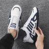 Sneakers Bianchi da Uomo 2026 Primavera Autunno Nuova Moda Antiscivolo Scarpe Sportive da Corsa Leggere Comode da Esterno Casual Piatte