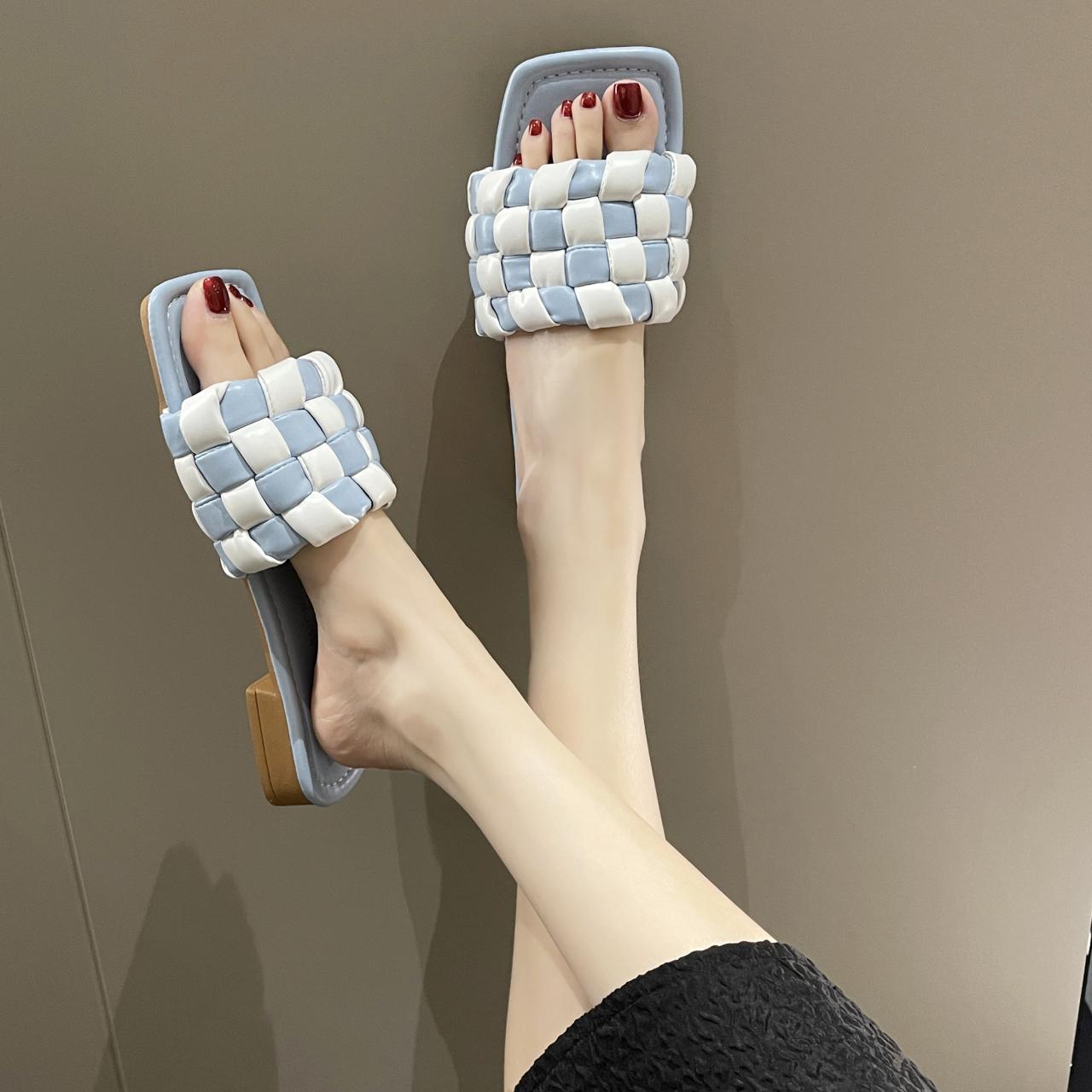 

2024 Новые летние женские тапочки, модные плетеные сандалии в шахматную клетку, женские сандалии с открытым носком, повседневная обувь на плоской подошве с квадратным носком, тапочки 43 небесно-голубой