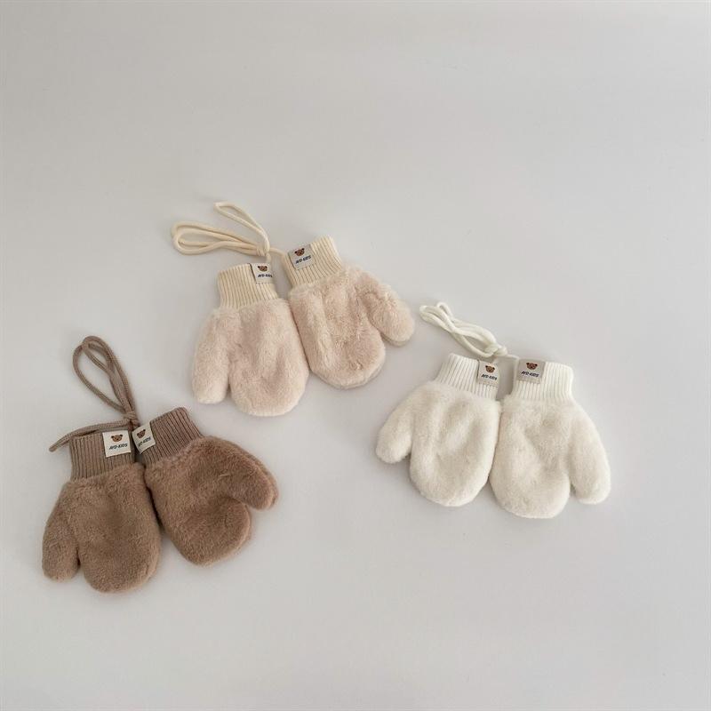 Die Neuen Winter-Kinderhandschuhe, Die Bären-Nacken-Hänge-Fingerhandschuhe und Die Warmen Handschuhe für Säuglinge, Jungen und Mädchen