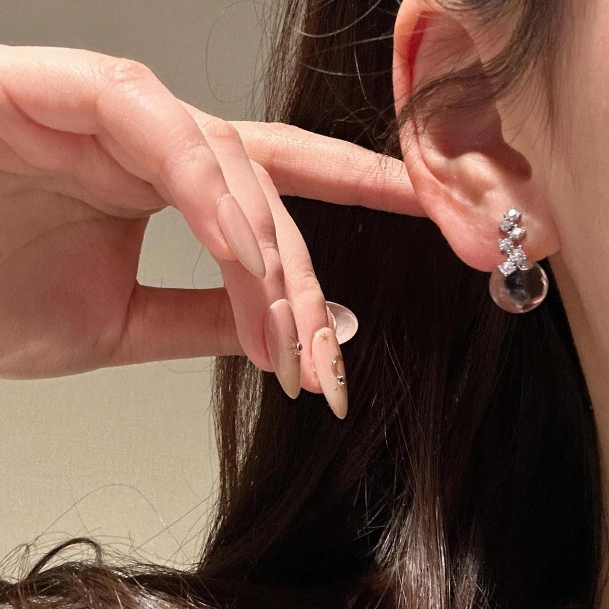 

Fashion Versatile Women Stud Earrings Ice Transparent Glass Ball Pure Desire Light Bulb Water Drop Rich Ear Rings Elegant Shiny серебряный