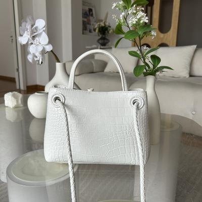 2025 Nouveau Sac en Cuir Véritable pour Femme Tendance Mode Motif Crocodile Motif Pierre Tissage Bouton Papillon Sac Fourre-tout Quotidien Petit Sac Transfrontalier
