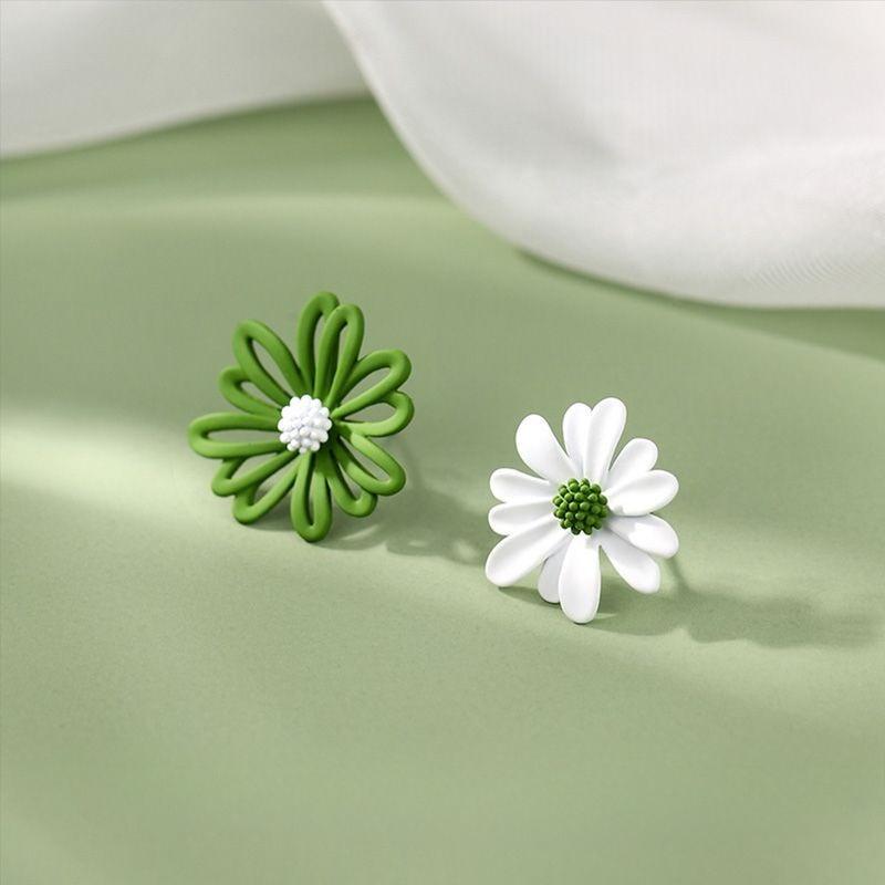 Elegant Asymmetrical Daisy Flower Stud Earrings Are A Charming Gift for Women.