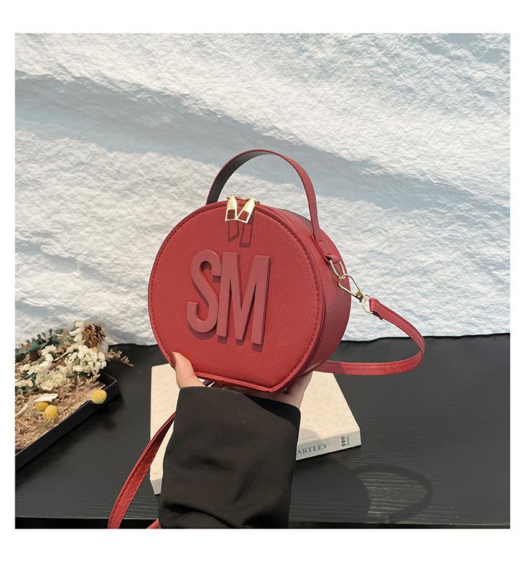 

Bag women s 2025 new European and American fashion popular letter solid color round bag shoulder bag bags trendy oblique span bag красный