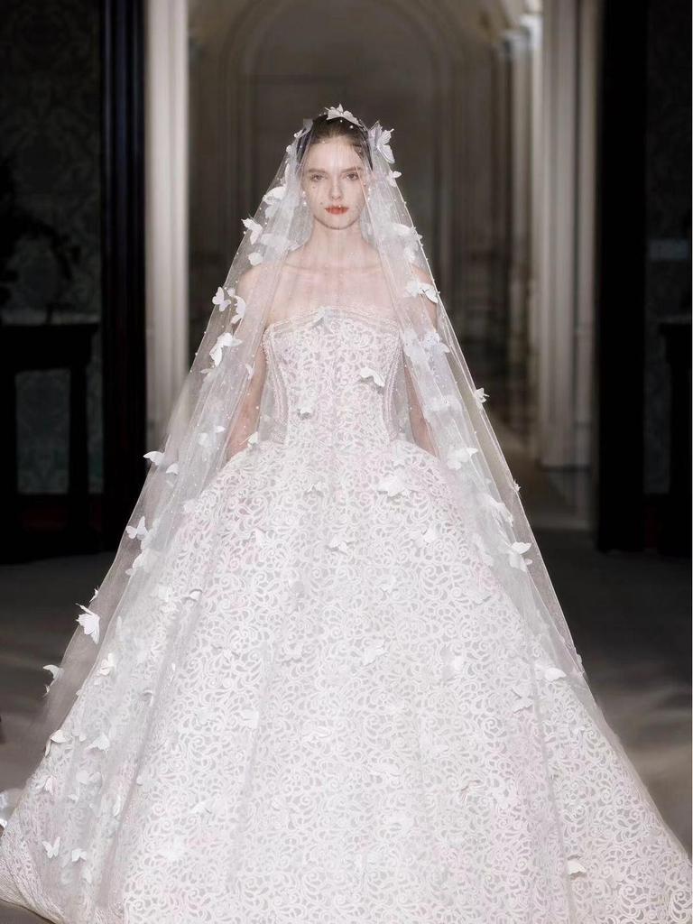 Νυφικό πέπλο Mori Style Λευκή Πεταλούδα & Νυφικό Φόρεμα Γοργόνα με Μαργαριταρένια Κεφαλοστολίδι