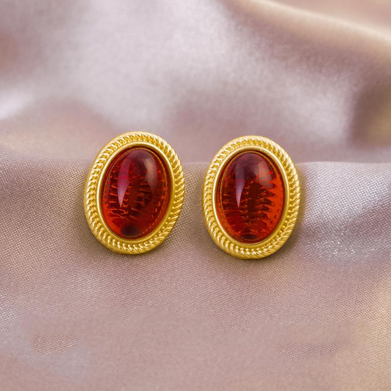 Elegant Clip-On Triangle Earrings for Non-Pierced Ears - Versatile, Light Luxury for Everyday Wear.