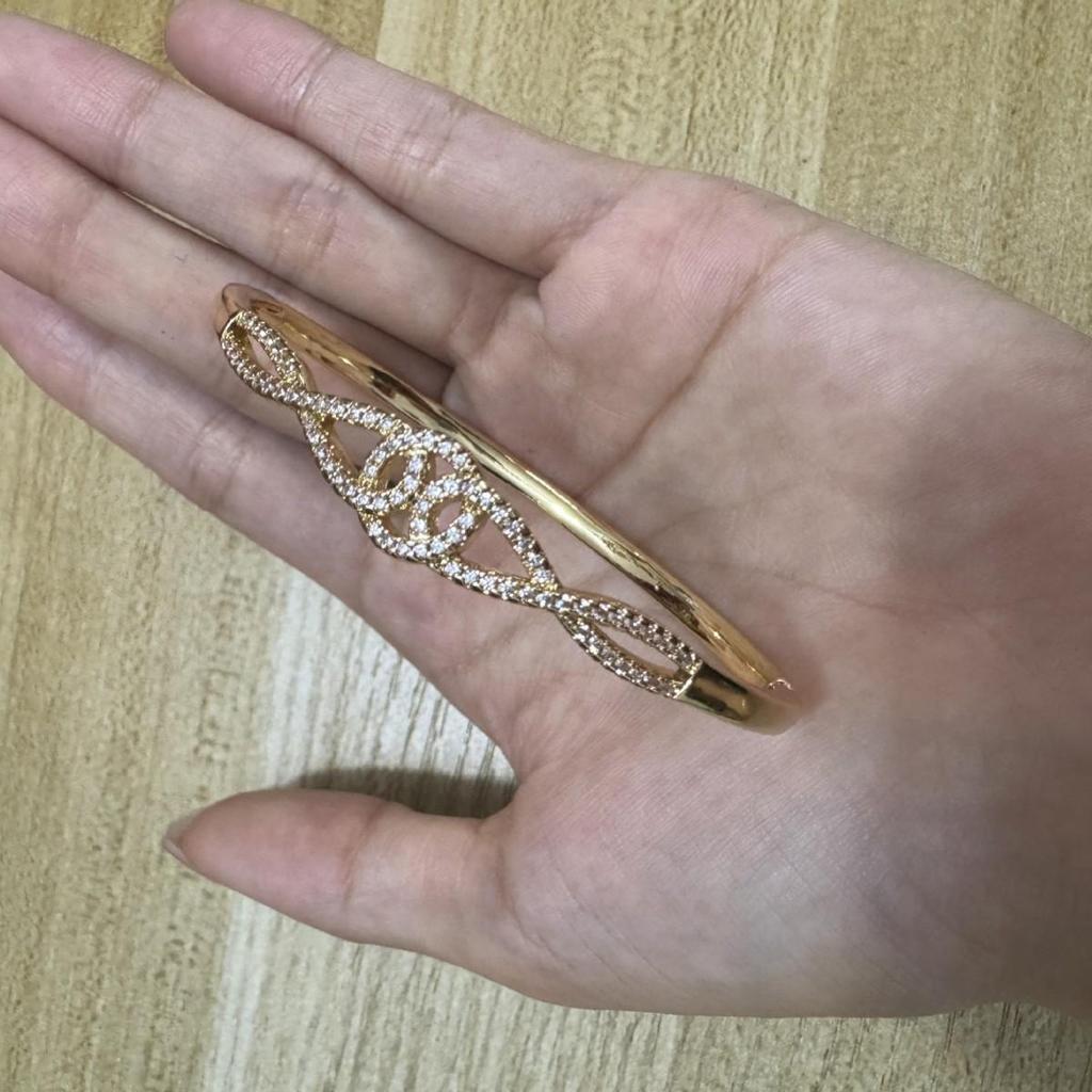 Women's Gold-Plated Copper Bracelet with Rhinestones and Twisted Knot Design