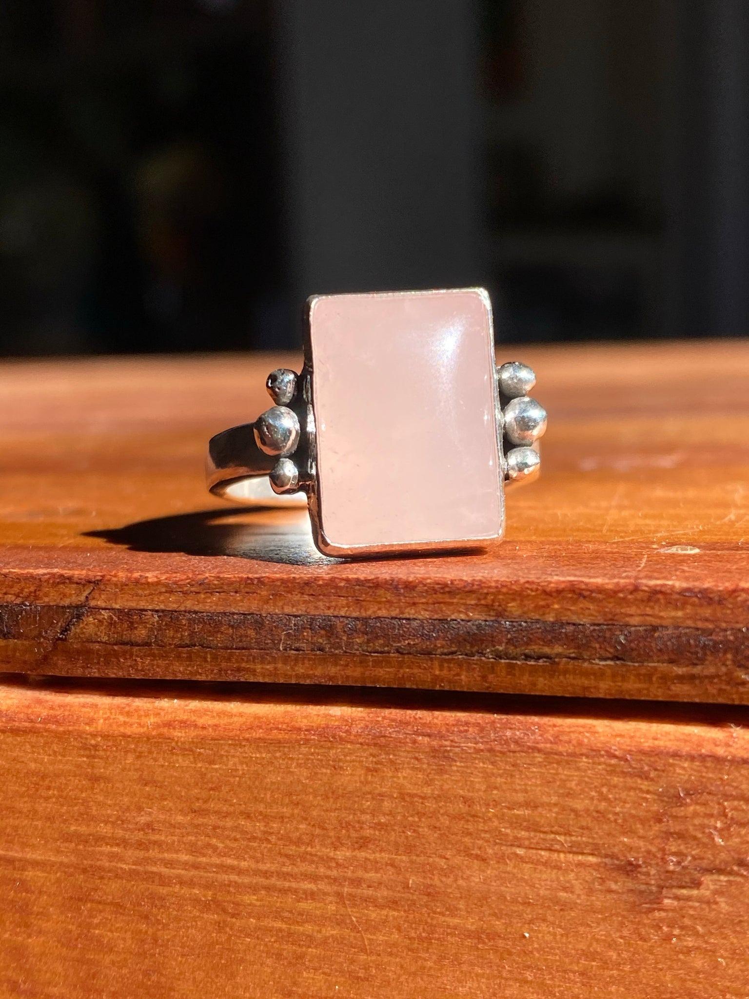 

Кольцо ручной работы из цельного серебра 925 пробы с розовым кварцем, эффектное женское кольцо, подарок для нее. розовый