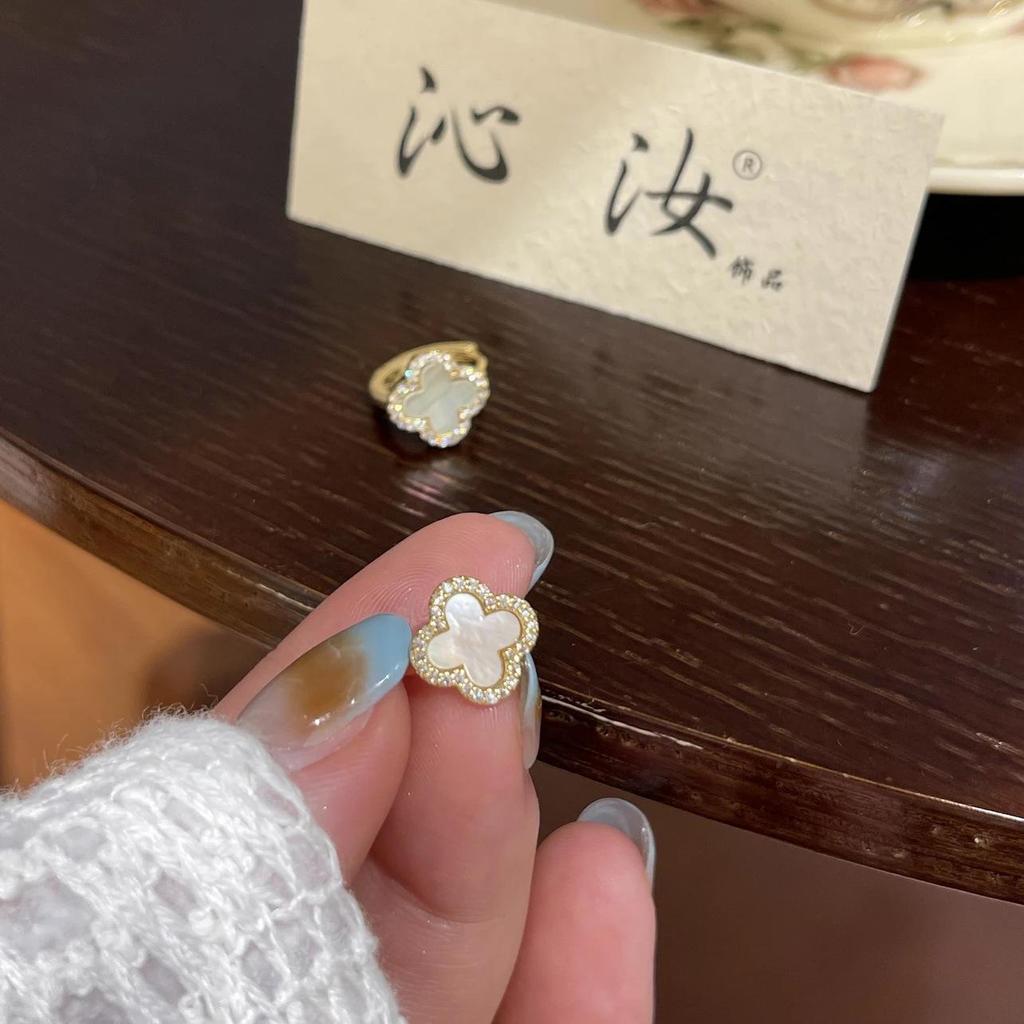 Micro-Paved Zircon Four-Leaf Clover Ear Cuffs: Black Flower Simple Design Stud Earrings with High-End Elegance