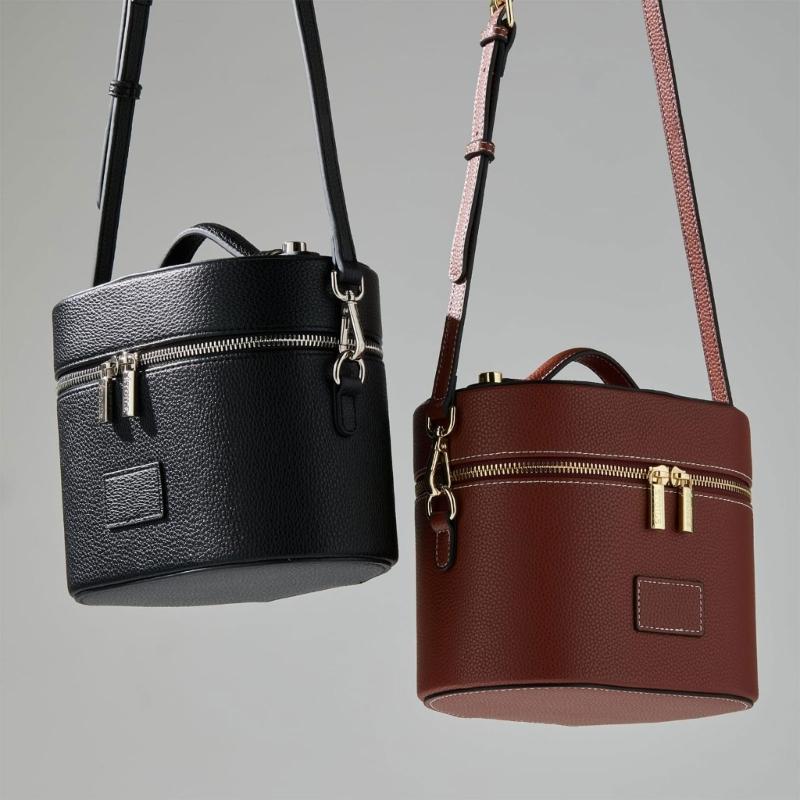 PU Leather Toiletry Organizer Bag Makeup Case with Carrying Handle And Zippered Cover Design for Cosmetic Storage Use