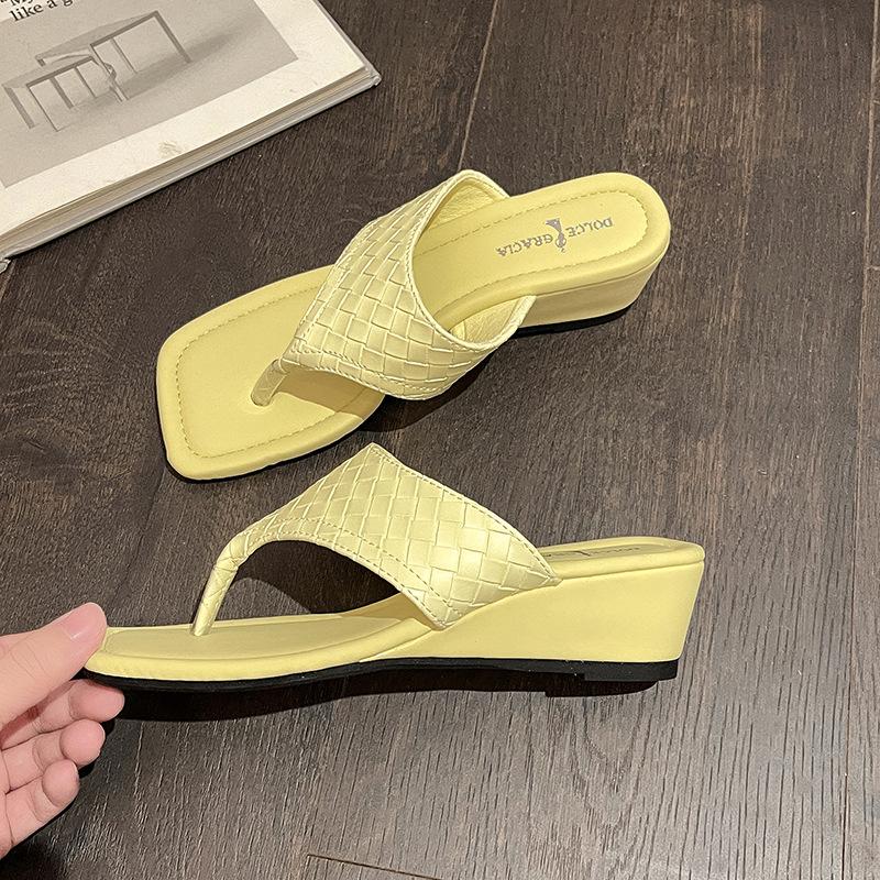 Retro simple and versatile slope heel flip-flops women's summer new casual skirt slippers summer sandals