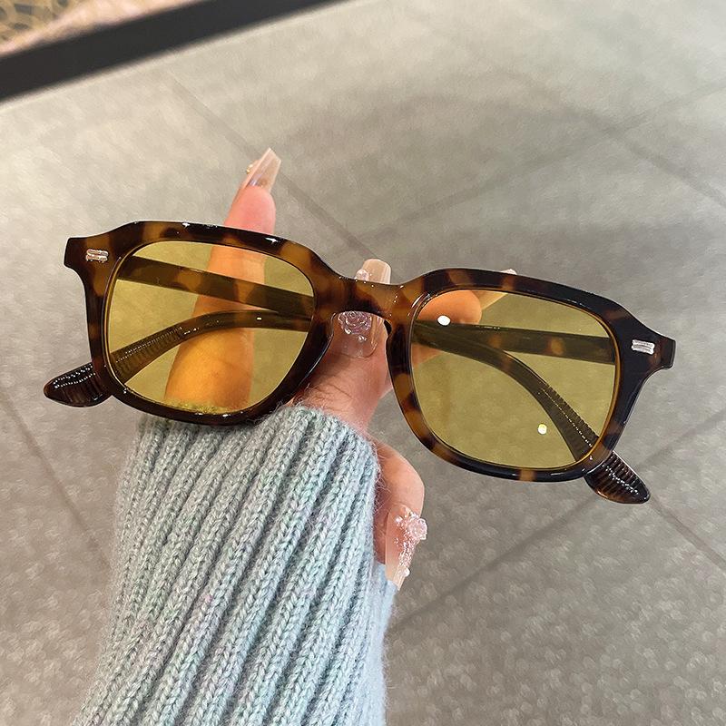 Korean Stylish Men Sunglasses Rivets Decoration Square Shape Sun Glasses for Women Holiday Travelling Sunglass for Women