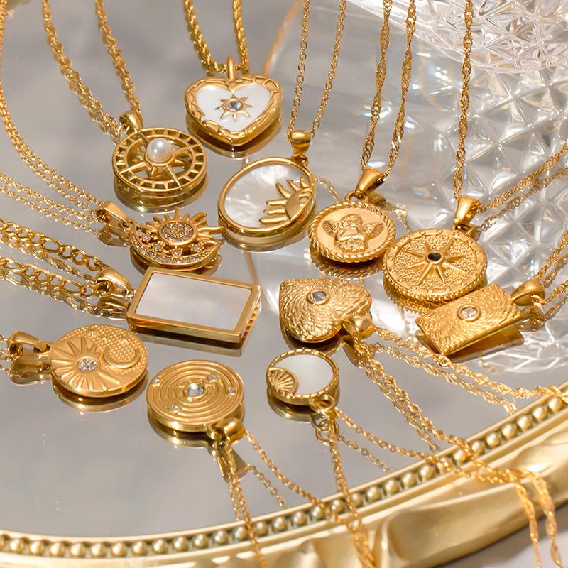 Retro Hong Kong-Inspired Exquisite Women's Bracelet: 18K Gold Titanium Steel with Zircon Square Pendant Beads.