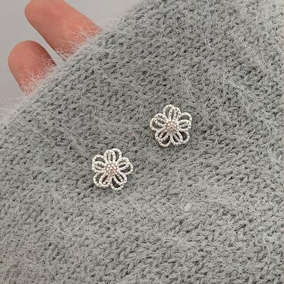 Piccoli e Squisiti Orecchini a Perno a Forma di Fiore Vuoto, Design Minimalista Femminile, Dolci e Carini, Squisiti ed Eleganti, Orecchini Versatili, Orecchini.