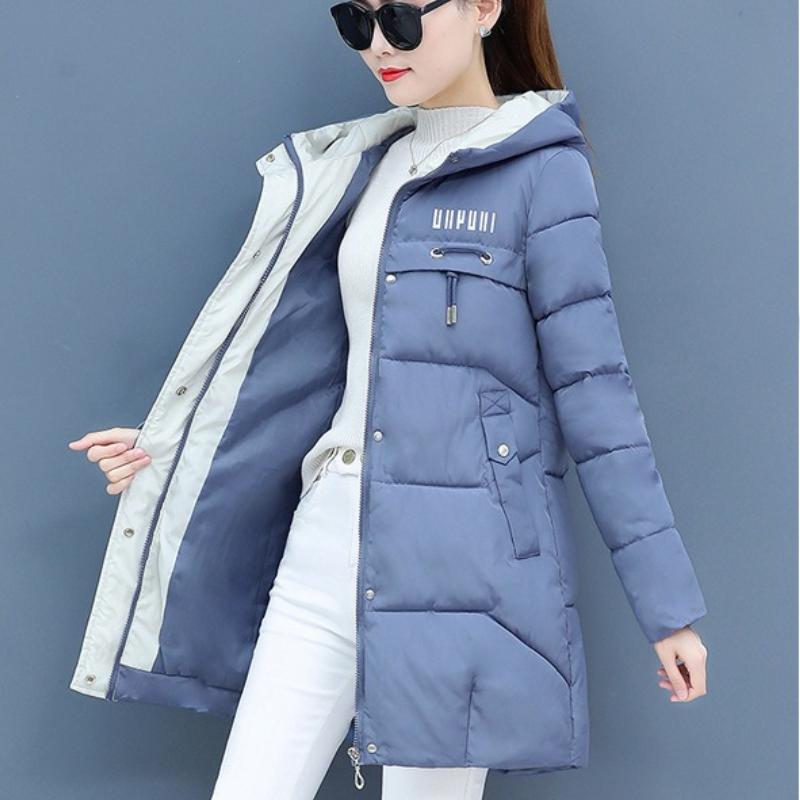 Зимняя женская куртка-пуховик с капюшоном и длинными рукавами — фото 7