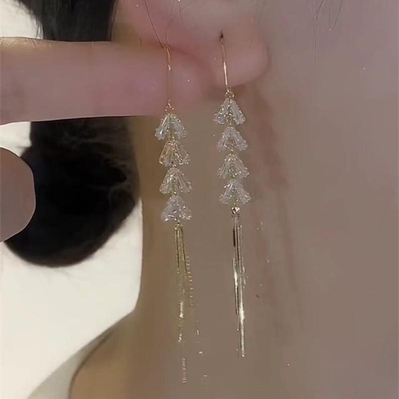 

Эфирные серьги-кисточки 2023 с кристаллами