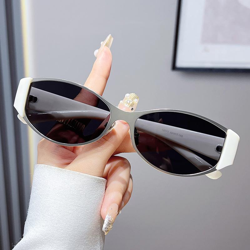 

New glasses with green film inside, high-grade UV protection, versatile street style, European and American polarized sunglasses Ordinary lens