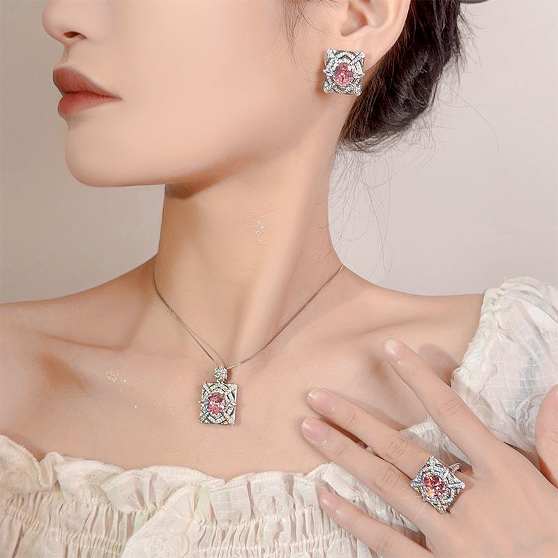 Halskette Ring Ohrringe Set Schmuckschatz Eingelegt mit rosa Zirkoniumblüten High-End Damen