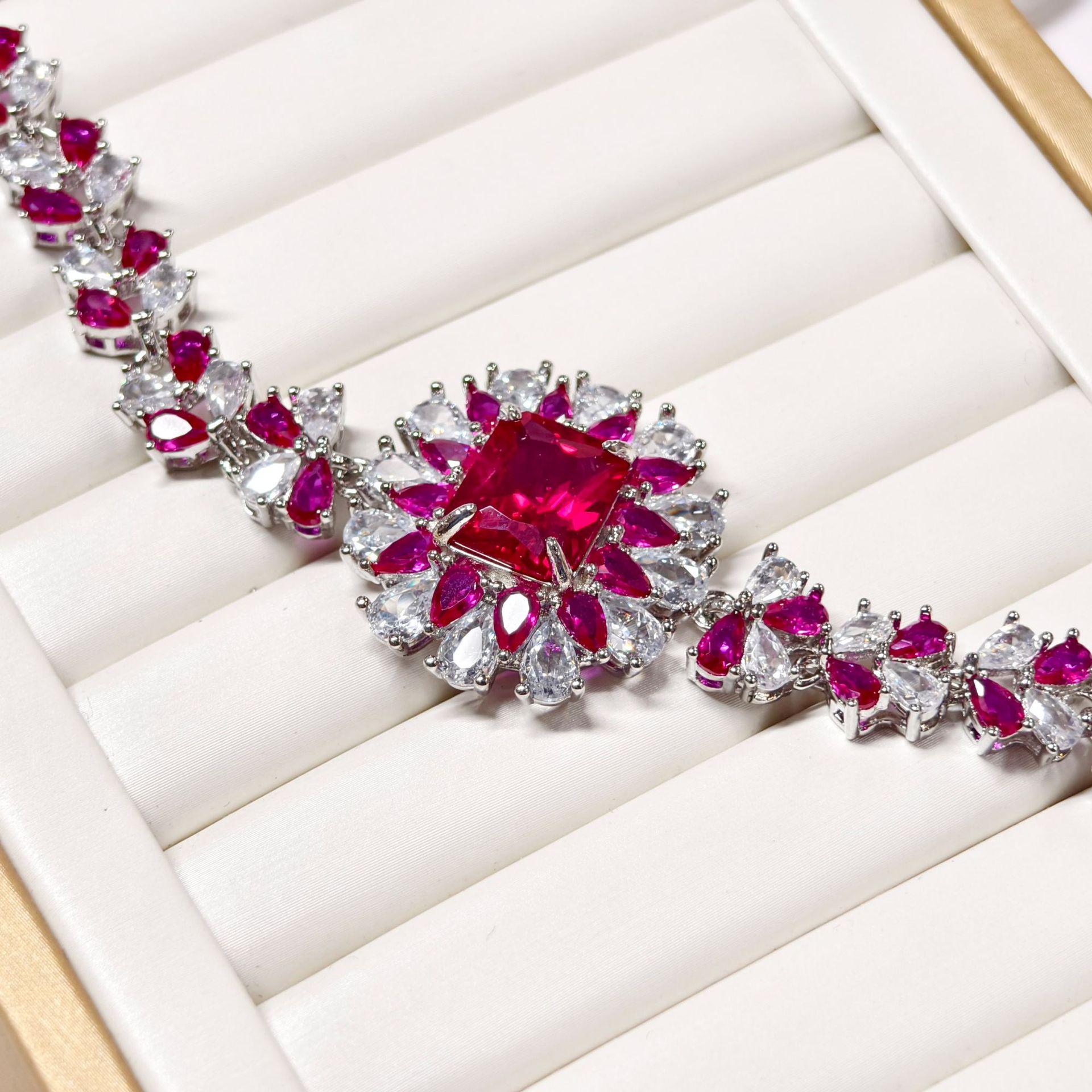 Gesi En Retro European & American Style Flower Bracelet with Simulated Colored Gemstones